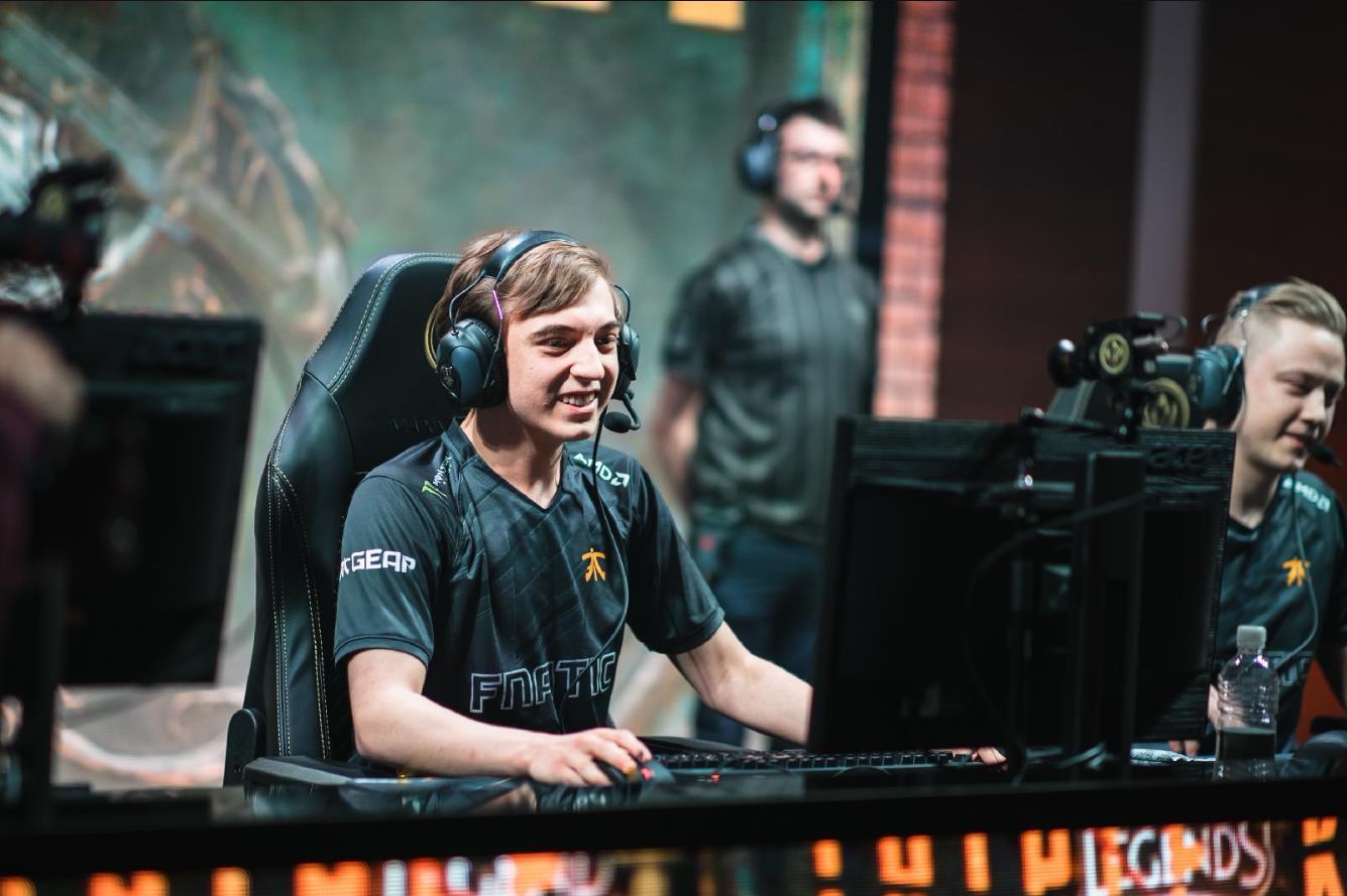 开云官网-FNC轻取DRX，Caps操刀奇招英雄翻盘宿敌对决半决赛，强势挺进下一轮